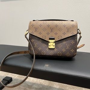 Auth Louis Vuitton Pochette Metis monogram reverse